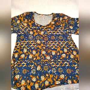 Womens Lularoe, 3xl designed swing top. Short sleeve. In good condition